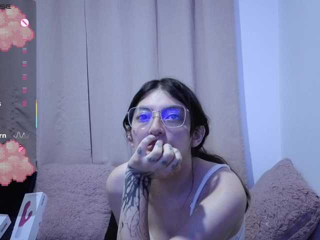 Lesliee22 live cam on BongaCams