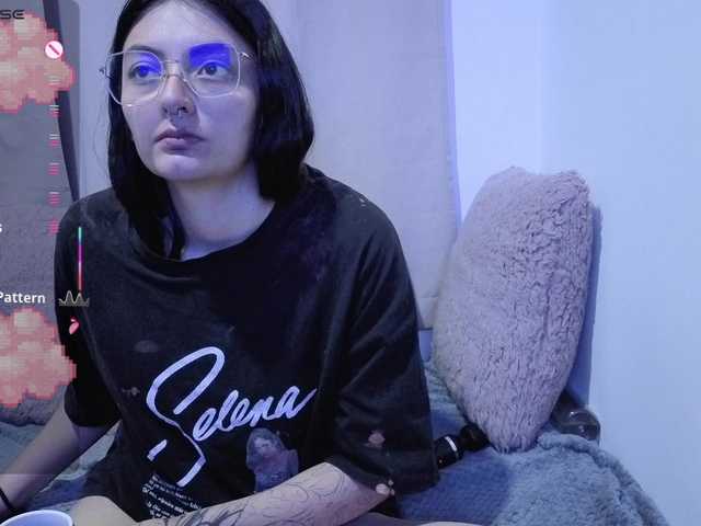 Lesliee22 live cam on BongaCams