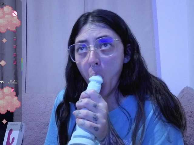 Lesliee22 live cam on BongaCams