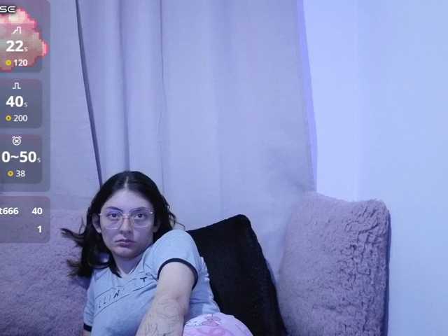 Lesliee22 live cam on BongaCams