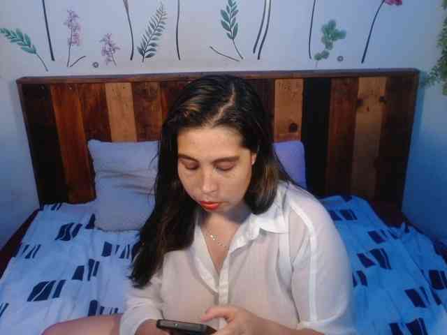 NikkiMilky webcam