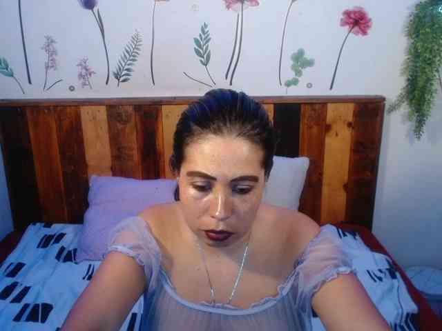 NikkiMilky webcam