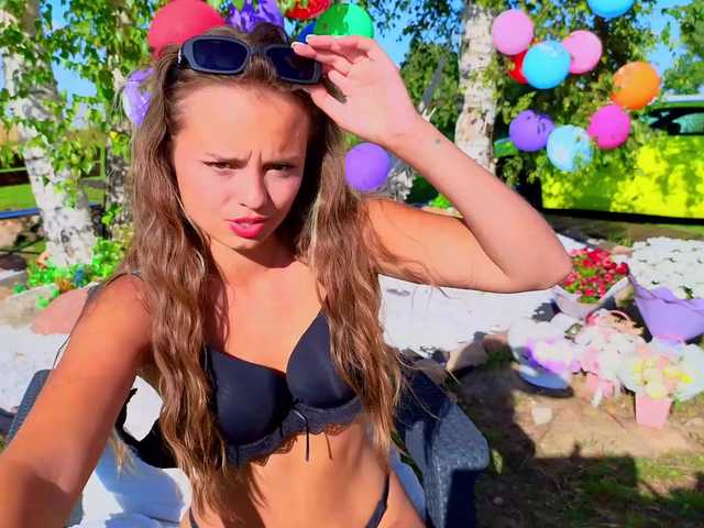 misss-vikki live webcam show
