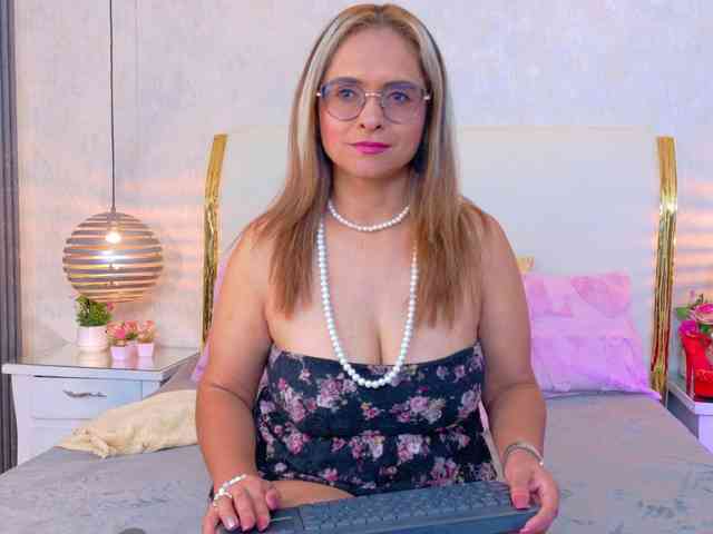 MarylinsVega Live Webcam on BongaCams