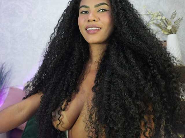 le modèle Nahomixjones est en webcam porno dans un show sur le site bongacams, il possède les tags suivants: Ebony,Brunette,Trimmed