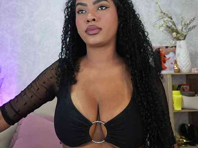 Model: Nahomixjones