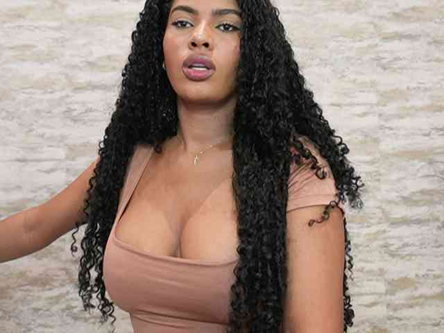 Model: Nahomixjones