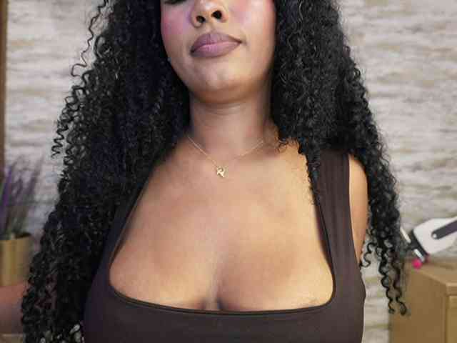 Model: Nahomixjones
