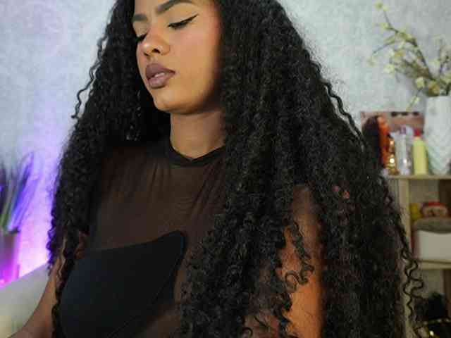 Model: Nahomixjones