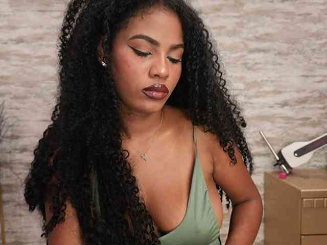 Model: Nahomixjones