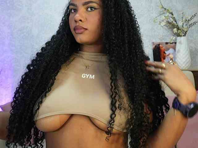 Model: Nahomixjones