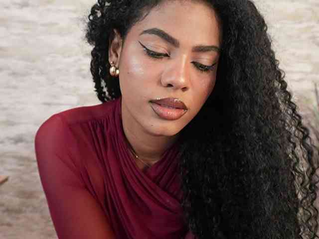 Model: Nahomixjones