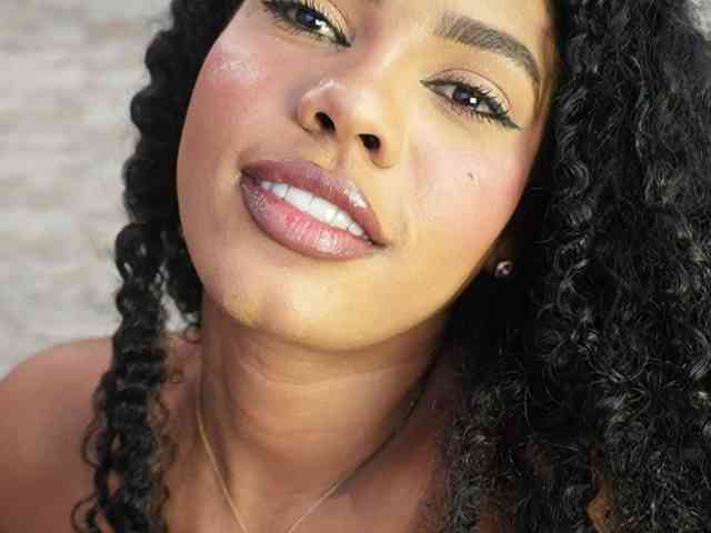 Model: Nahomixjones