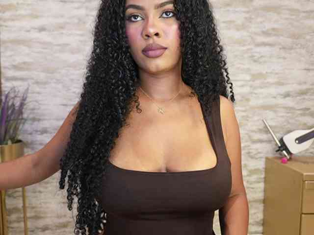 Model: Nahomixjones