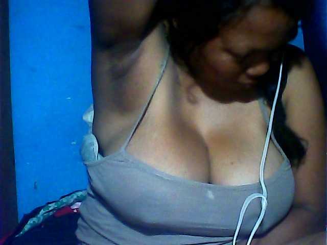le modèle MIRANDAW est en webcam porno dans un show sur le site bongacams, il possède les tags suivants: Ebony,Brunette,Shaved