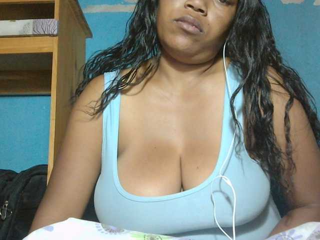 MIRANDAW, live now on BongaCams