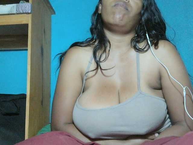 MIRANDAW, live now on BongaCams