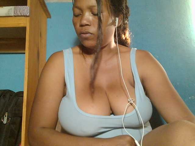 MIRANDAW live cam on BongaCams