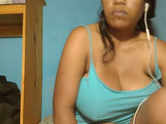MIRANDAW live cam on BongaCams