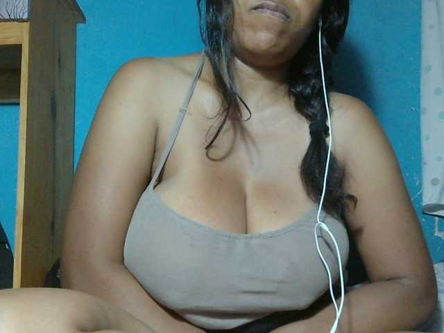MIRANDAW live cam on BongaCams