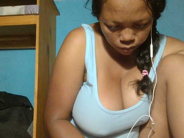 MIRANDAW live cam on BongaCams