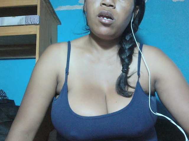 MIRANDAW live cam on BongaCams