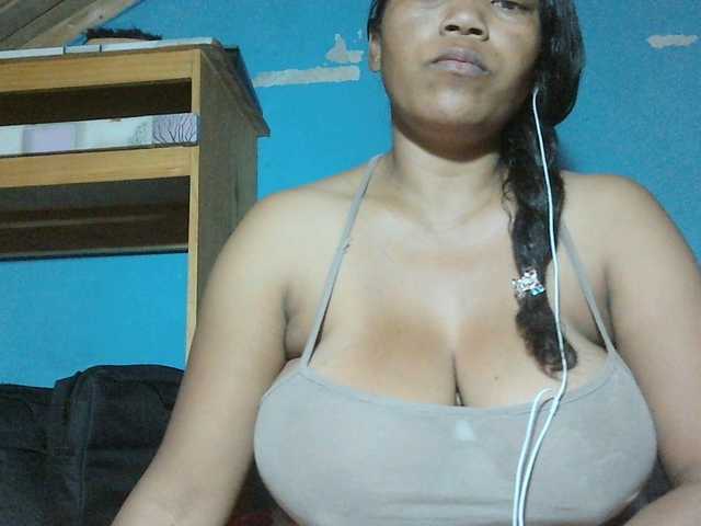 MIRANDAW live cam on BongaCams
