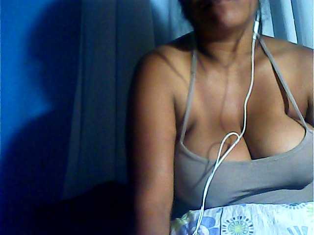 le modèle MIRANDAW est en webcam porno dans un show sur le site bongacams, il possède les tags suivants: Ebony,Brunette,Shaved