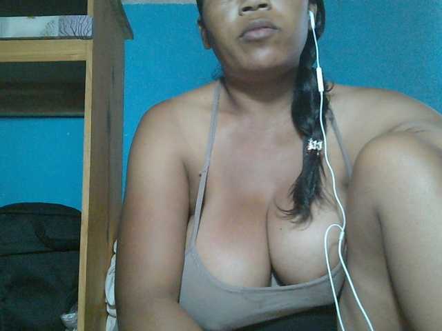 MIRANDAW live cam on BongaCams