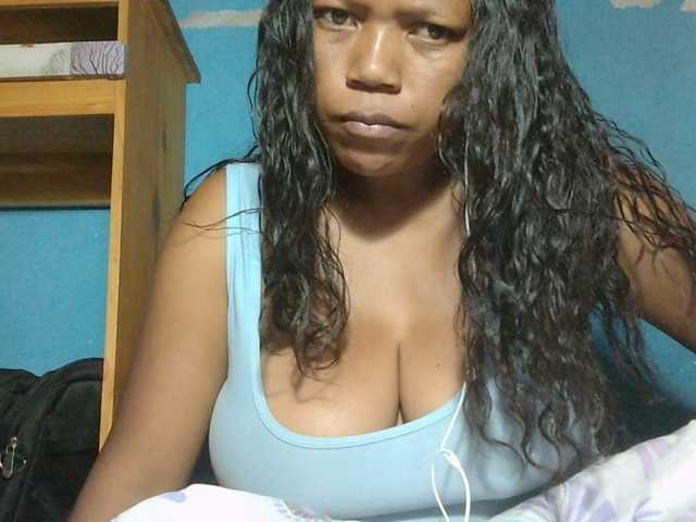 MIRANDAW live cam on BongaCams