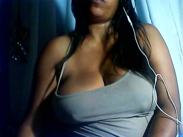 le modèle MIRANDAW est en webcam porno dans un show sur le site bongacams, il possède les tags suivants: Ebony,Brunette,Shaved