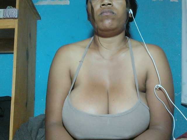 MIRANDAW live cam on BongaCams