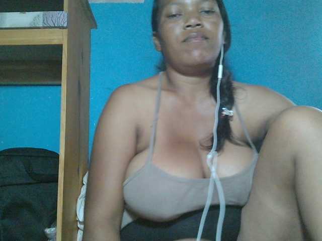 MIRANDAW live cam on BongaCams