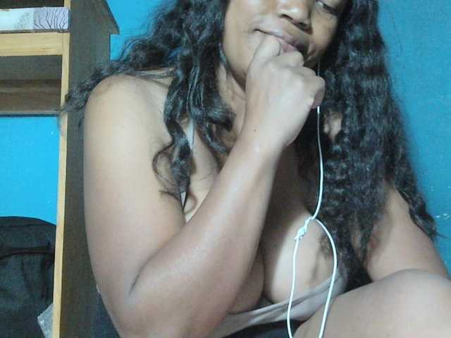 MIRANDAW live cam on BongaCams