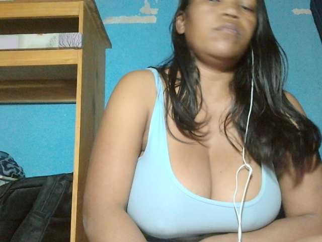MIRANDAW live cam on BongaCams