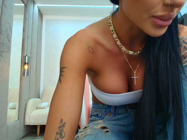 BritneyCharm, en directo ahora en BongaCams