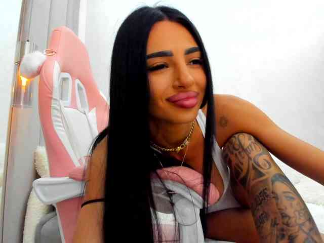 BritneyCharm webcam