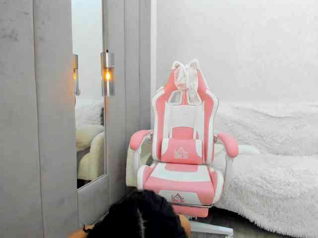 BritneyCharm webcam