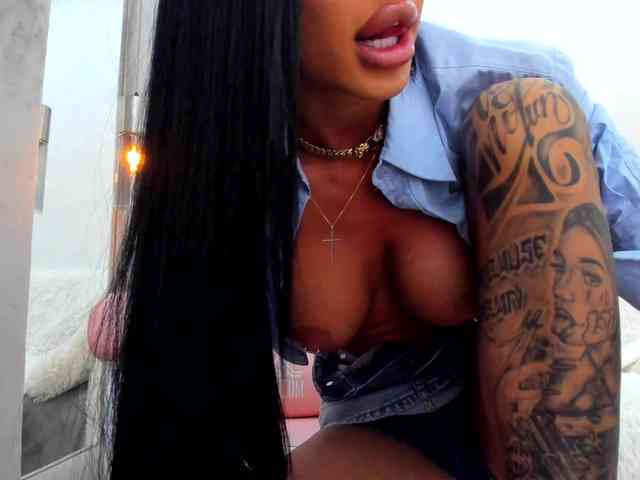 BritneyCharm webcam