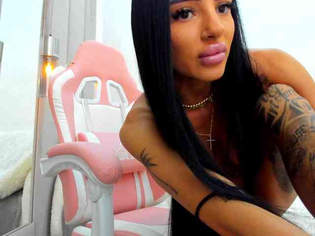 BritneyCharm webcam