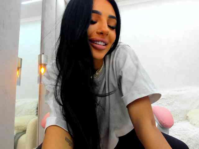 BritneyCharm webcam