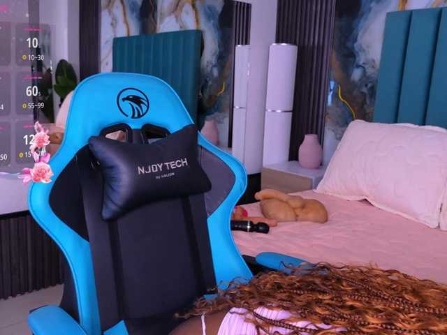 LinsyAdams live cam preview