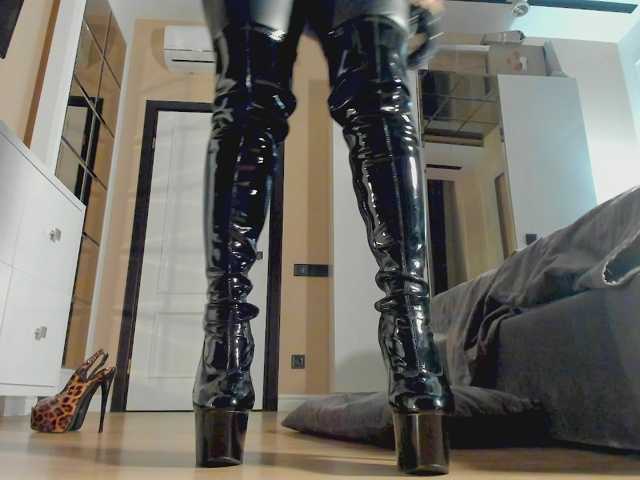 MistressMilfa live cam preview
