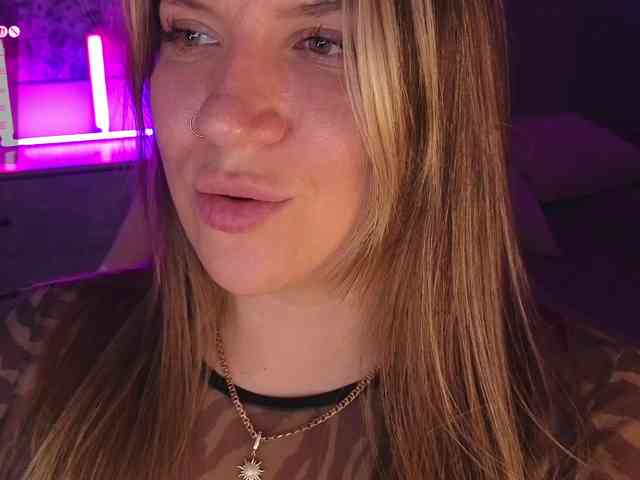 Bloombambi's cam show statistics and live stream