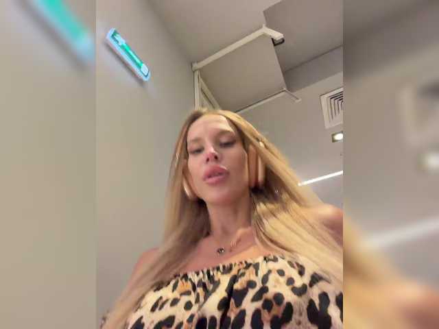 blondinochkaa live cam on BongaCams