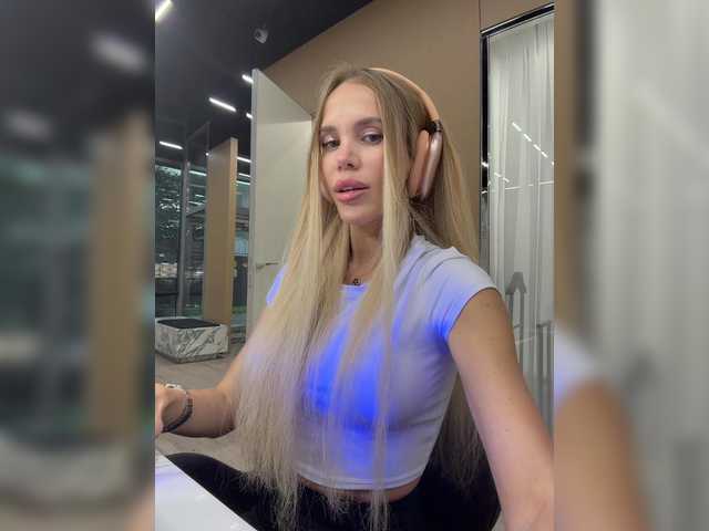 blondinochkaa live cam on BongaCams