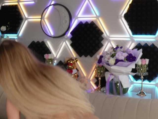 blondinochkaa live cam on BongaCams