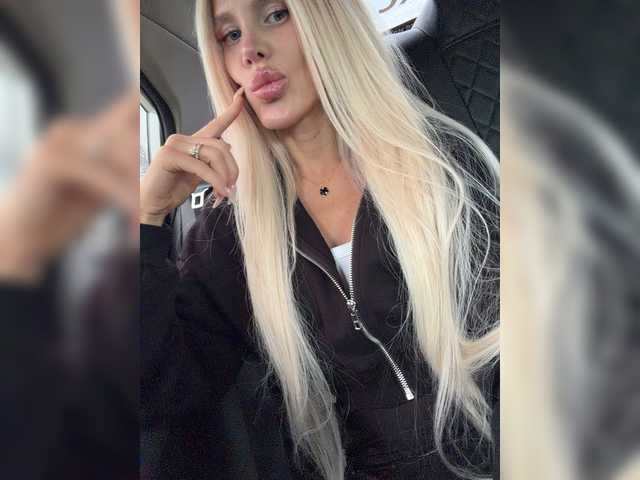 blondinochkaa live cam on BongaCams
