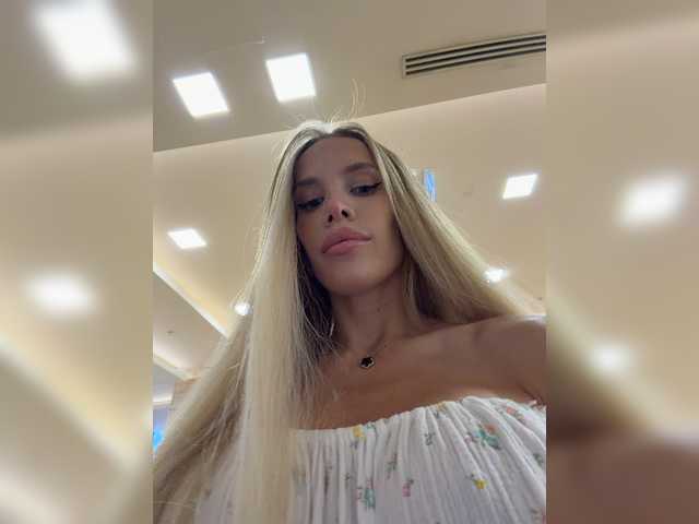 blondinochkaa live cam on BongaCams