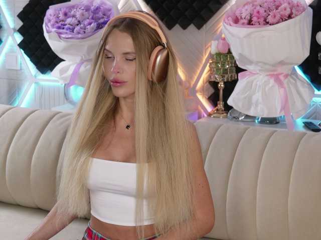 blondinochkaa live webcam show
